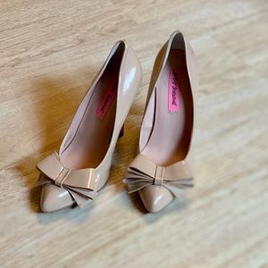 Betsy Johnson Nude Heels Size 7